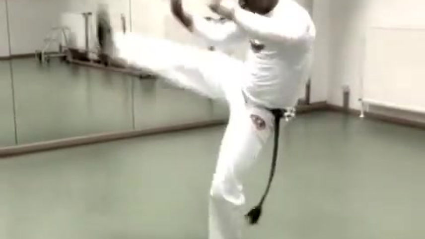 Abada Capoeira Prof. Bronco -- Queixada
